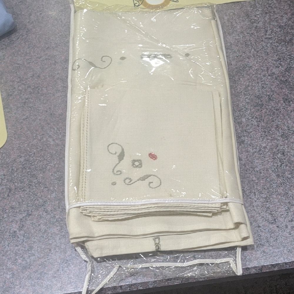 Embroidered Cream Tablecloth Set